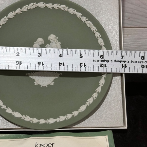 Vtg Wedgwood Jasper Sage Green Mother Plate 1972 With Pamphlet Made In England - Picture 2 of 8